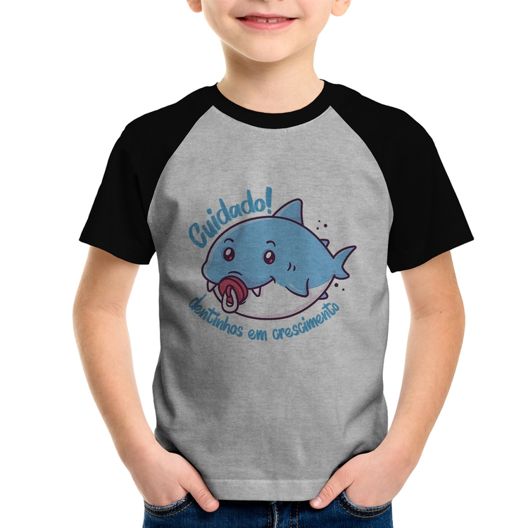 Camiseta Raglan Infantil Cuidado! Dentinhos em crescimento (Azul) - Cinza/Preto