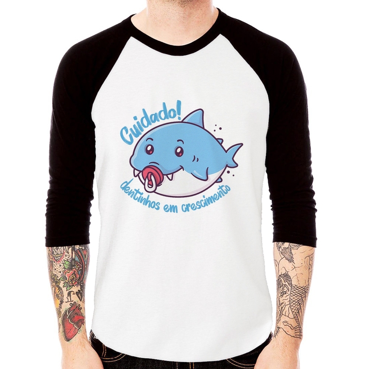 Camiseta Raglan Cuidado! Dentinhos em crescimento (Azul) Manga 3/4