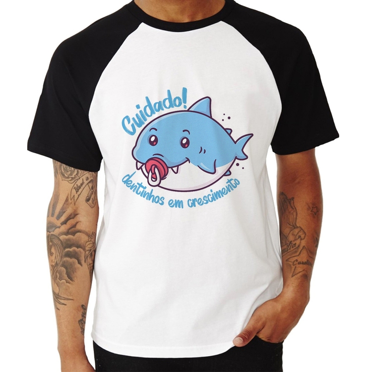 Camiseta Raglan Cuidado! Dentinhos em crescimento (Azul)