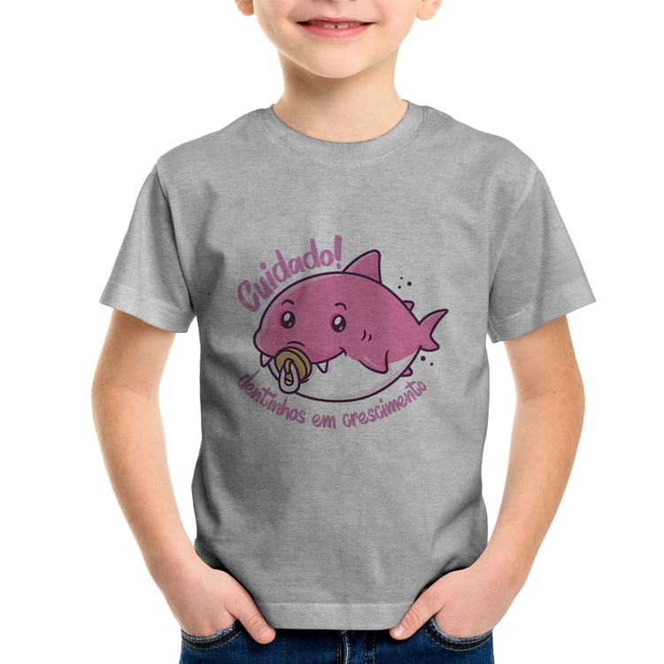 Camiseta Infantil Cuidado! Dentinhos em crescimento (Rosa) - Cinza