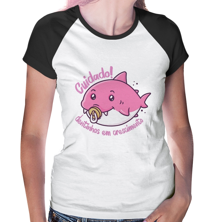 Baby Look Raglan Cuidado! Dentinhos em crescimento (Rosa)