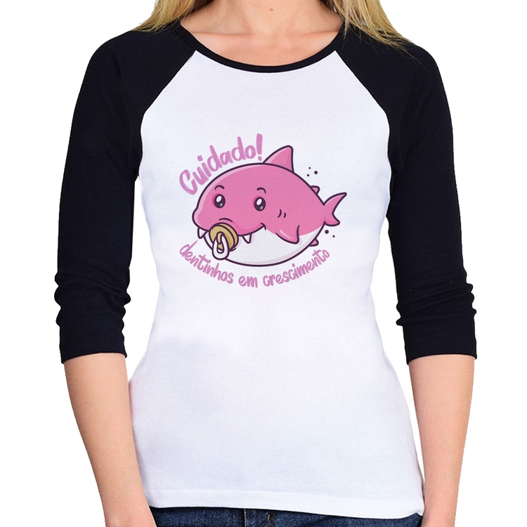 Baby Look Raglan Cuidado! Dentinhos em crescimento (Rosa) Manga 3/4