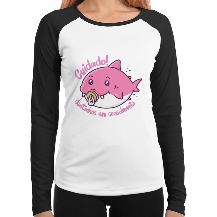 Baby Look Raglan Cuidado! Dentinhos em crescimento (Rosa) Manga Longa