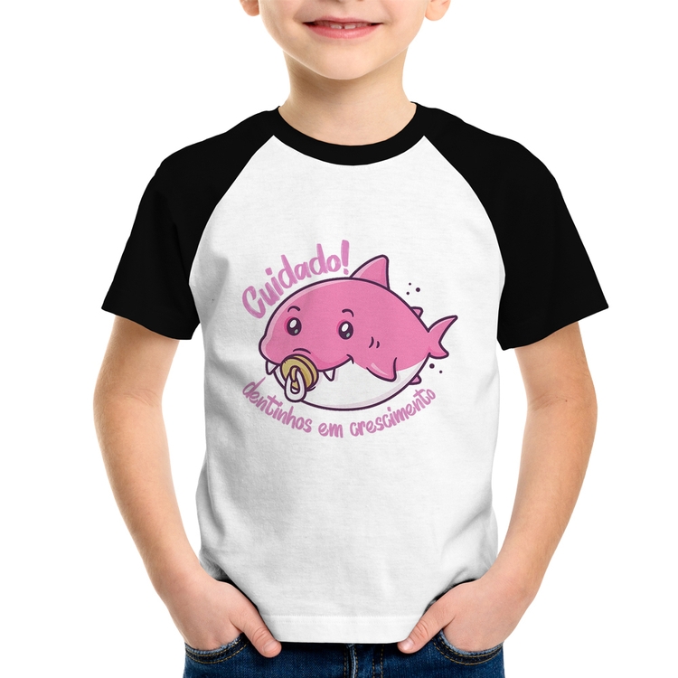 Camiseta Raglan Infantil Cuidado! Dentinhos em crescimento (Rosa)