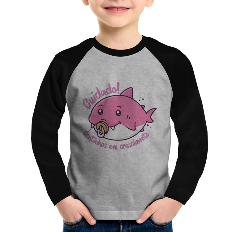 Camiseta Raglan Infantil Cuidado! Dentinhos em crescimento (Rosa) Manga Longa - Cinza/Preto