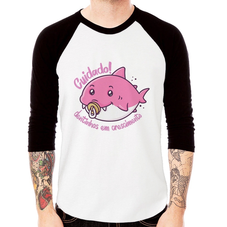 Camiseta Raglan Cuidado! Dentinhos em crescimento (Rosa) Manga 3/4