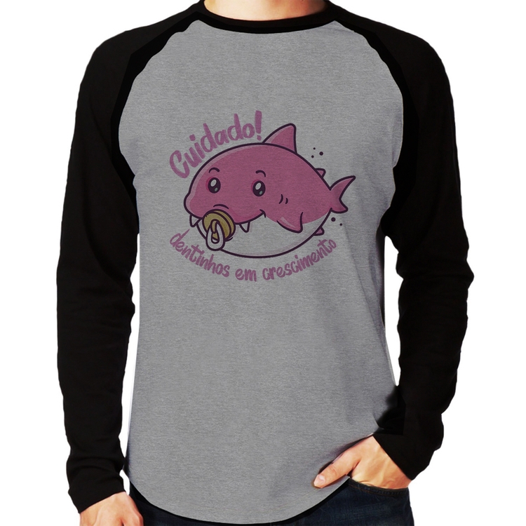 Camiseta Raglan Cuidado! Dentinhos em crescimento (Rosa) Manga Longa - Cinza/Preto