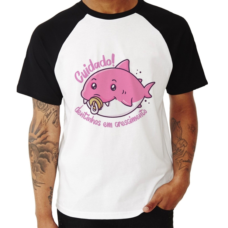 Camiseta Raglan Cuidado! Dentinhos em crescimento (Rosa)