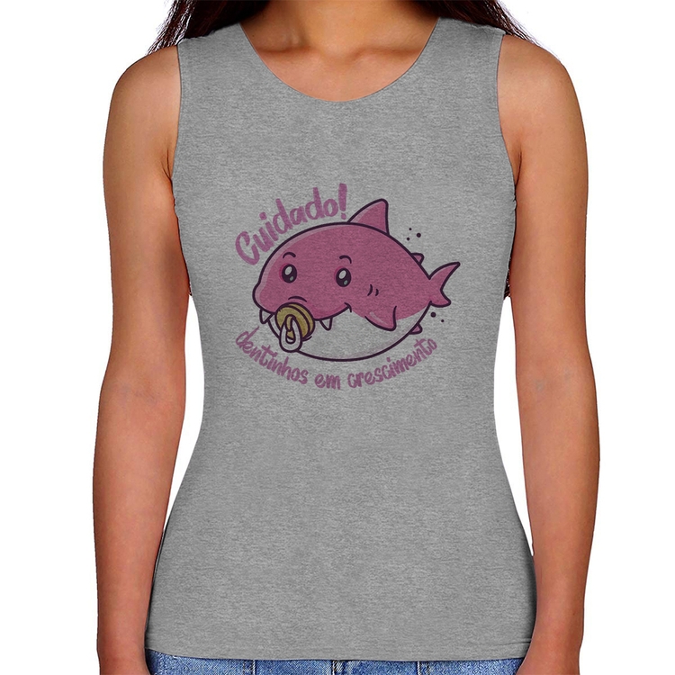 Regata Feminina Cuidado! Dentinhos em crescimento (Rosa) - Cinza