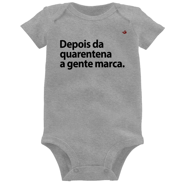 Body Bebê Depois da quarentena a gente marca - Cinza