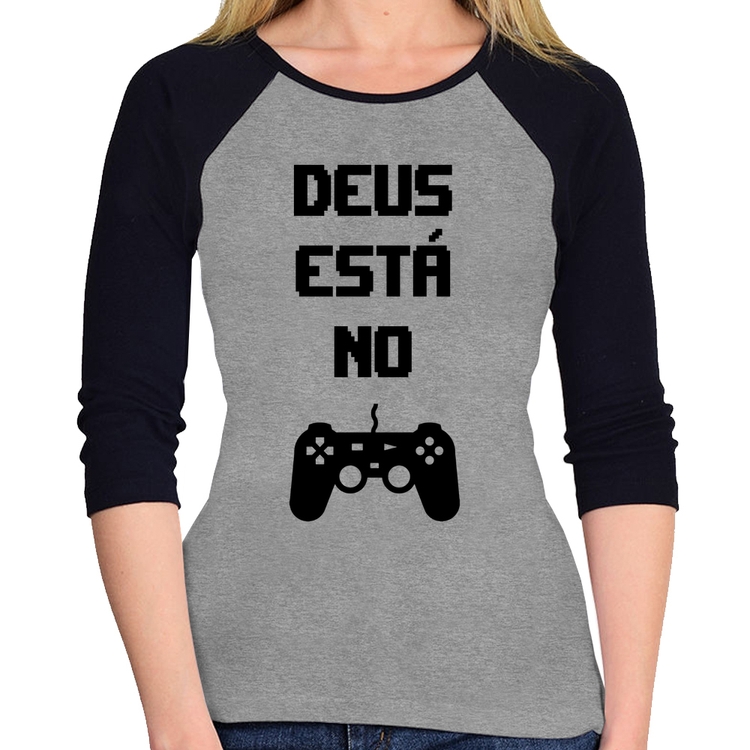 Baby Look Raglan Deus está no controle Manga 3/4 - Cinza/Preto