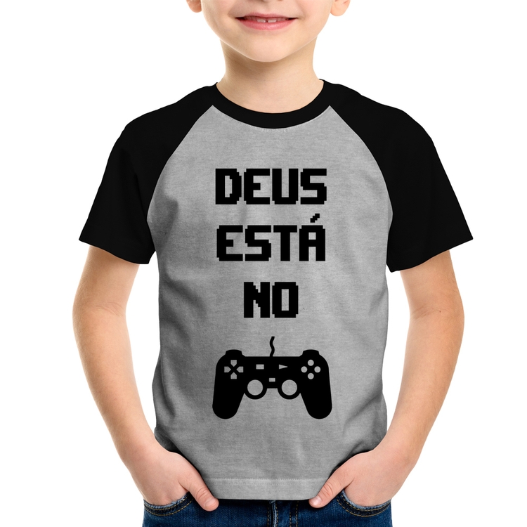 Camiseta Raglan Infantil Deus está no controle - Cinza/Preto