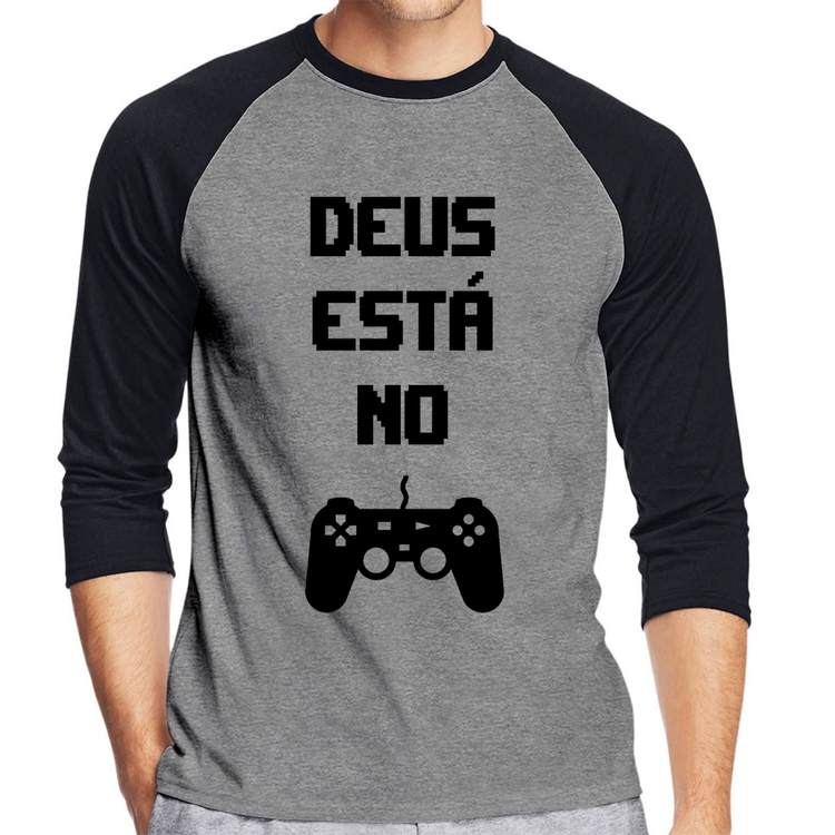 Camiseta Raglan Deus está no controle Manga 3/4 - Cinza/Preto