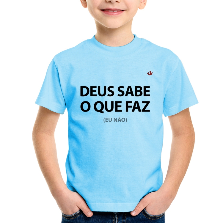 Camiseta Infantil Deus sabe o que faz, eu não - Azul Bebê
