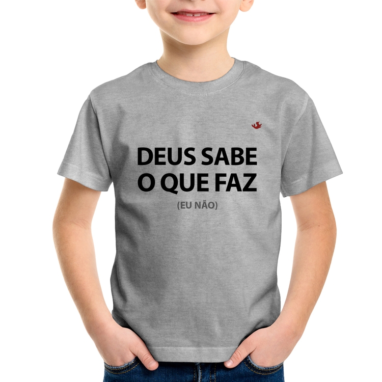 Camiseta Infantil Deus sabe o que faz, eu não - Cinza