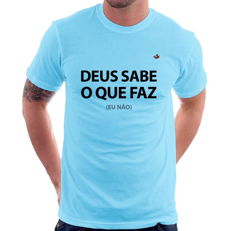 Camiseta Deus sabe o que faz, eu não - Azul Bebê