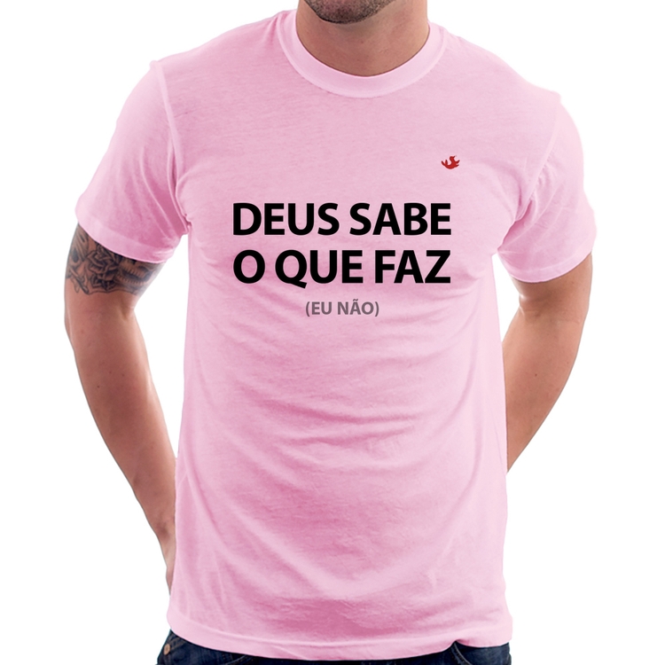 Camiseta Deus sabe o que faz, eu não - Rosa Bebê