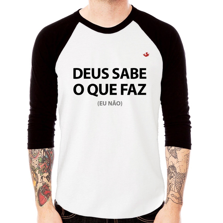 Camiseta Raglan Deus sabe o que faz, eu não Manga 3/4