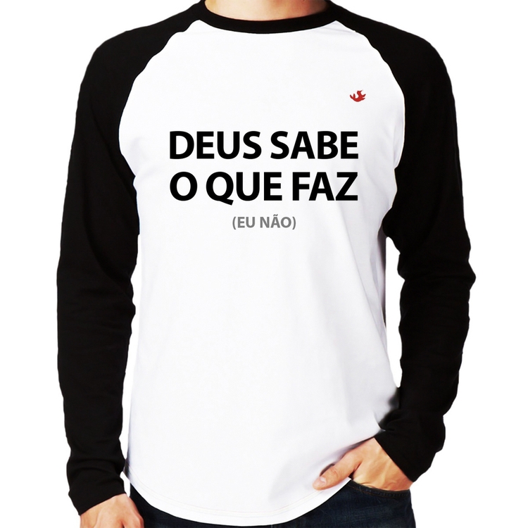 Camiseta Raglan Deus sabe o que faz, eu não Manga Longa