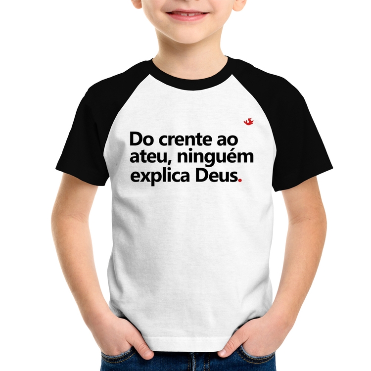 Camiseta Raglan Infantil Do crente ao ateu, ninguém explica Deus