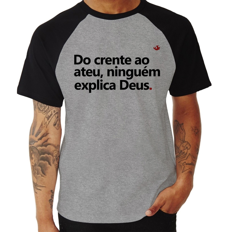 Camiseta Raglan Do crente ao ateu, ninguém explica Deus - Cinza/Preto