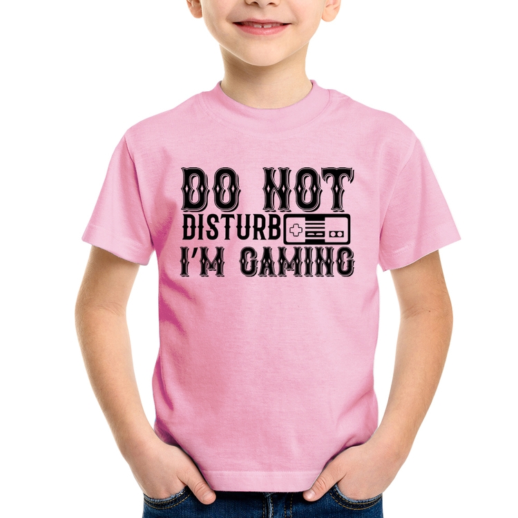 Camiseta Infantil Do Not Disturb I'm Gaming - Rosa Bebê