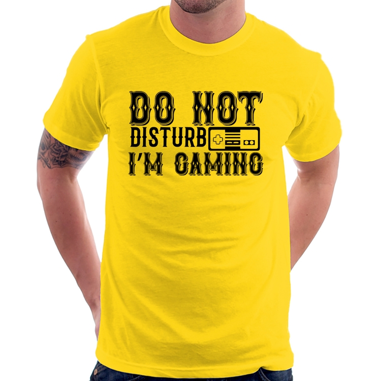 Camiseta Do Not Disturb I'm Gaming - Amarela