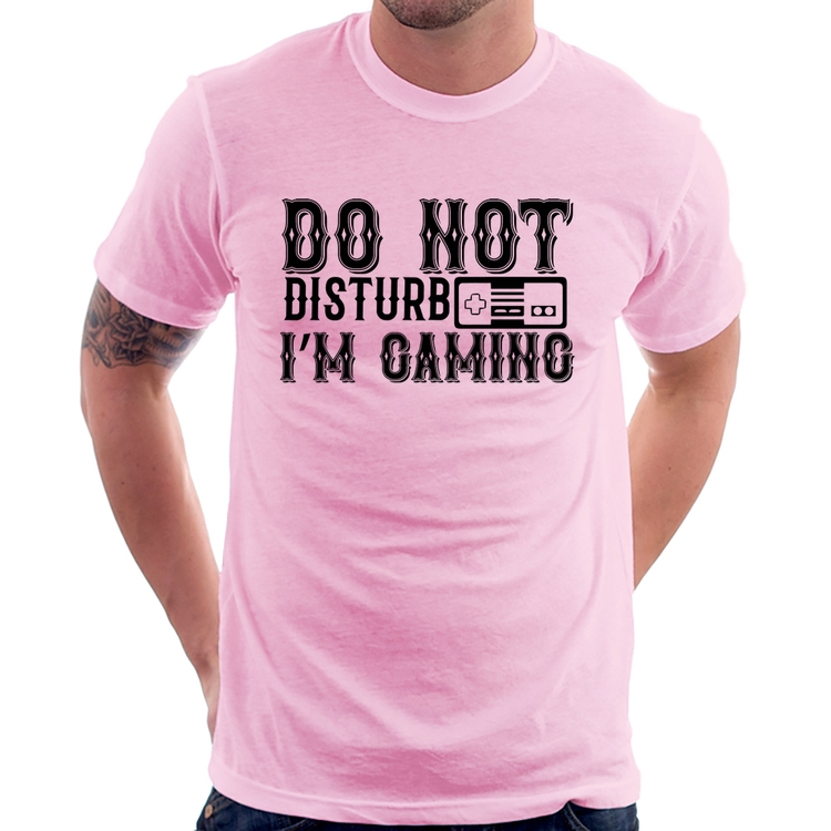 Camiseta Do Not Disturb I'm Gaming - Rosa Bebê