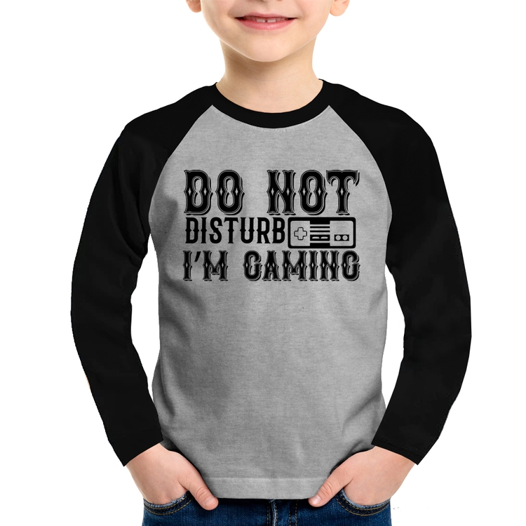 Camiseta Raglan Infantil Do Not Disturb I'm Gaming Manga Longa - Cinza/Preto
