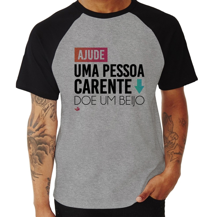 Camiseta Raglan Doe um beijo - Cinza/Preto