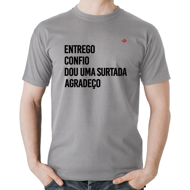 Camiseta Algodão Dou uma surtada - Cinza