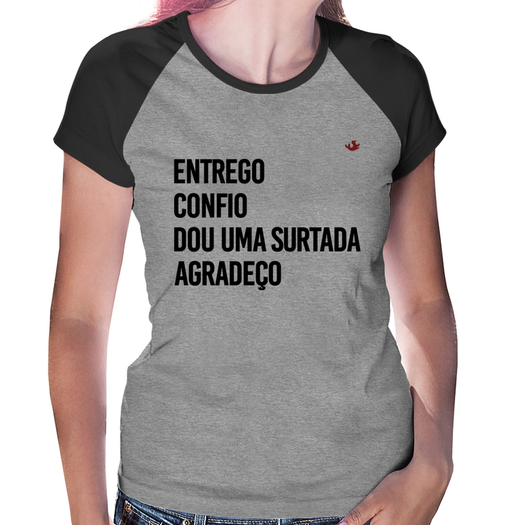 Baby Look Raglan Dou uma surtada - Cinza/Preto