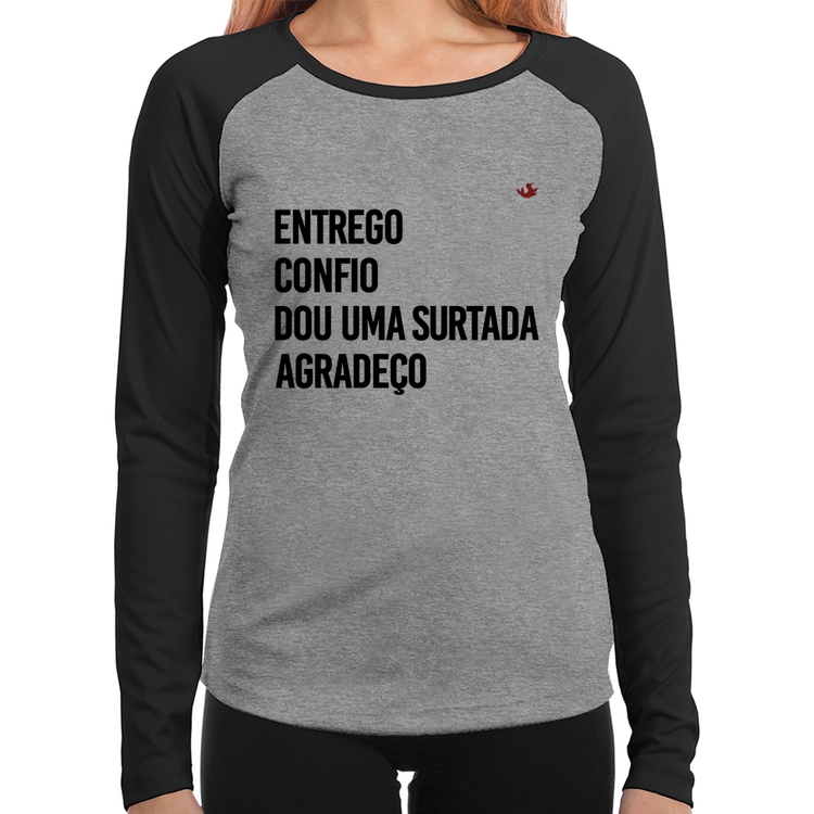 Baby Look Raglan Dou uma surtada Manga Longa - Cinza/Preto