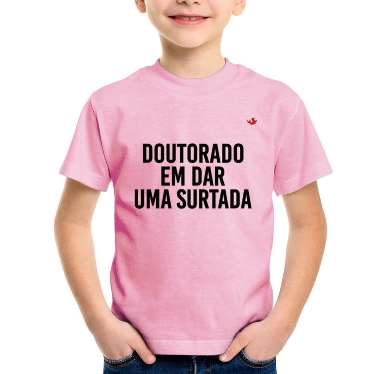 Camiseta Infantil Doutorado em dar uma surtada - Rosa Bebê