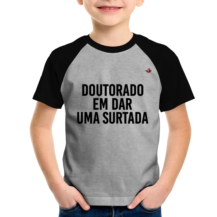 Camiseta Raglan Infantil Doutorado em dar uma surtada - Cinza/Preto