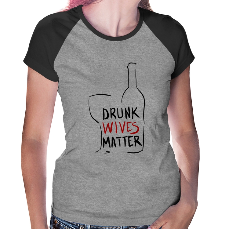 Baby Look Raglan Drunk Wives Matter - Cinza/Preto