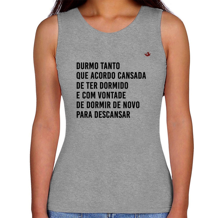 Regata Feminina Durmo tanto que acordo cansada - Cinza