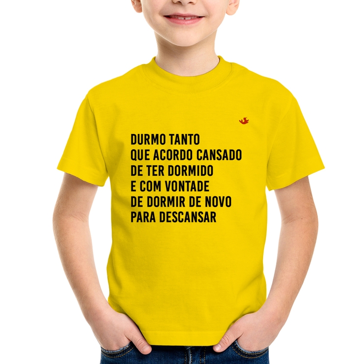 Camiseta Infantil Durmo tanto que acordo cansado - Amarela
