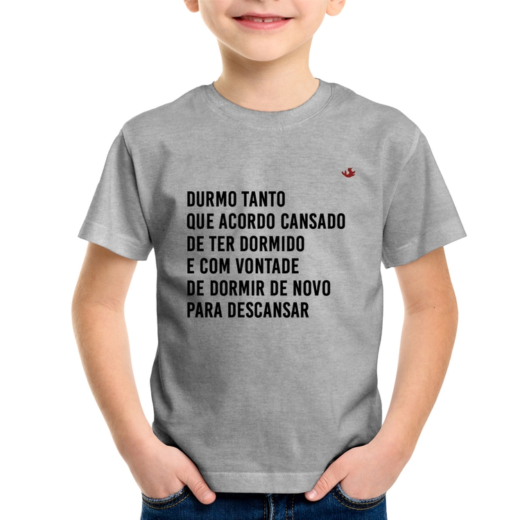 Camiseta Infantil Durmo tanto que acordo cansado - Cinza
