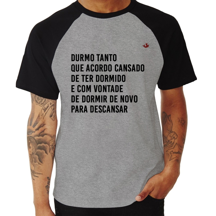 Camiseta Raglan Durmo tanto que acordo cansado - Cinza/Preto