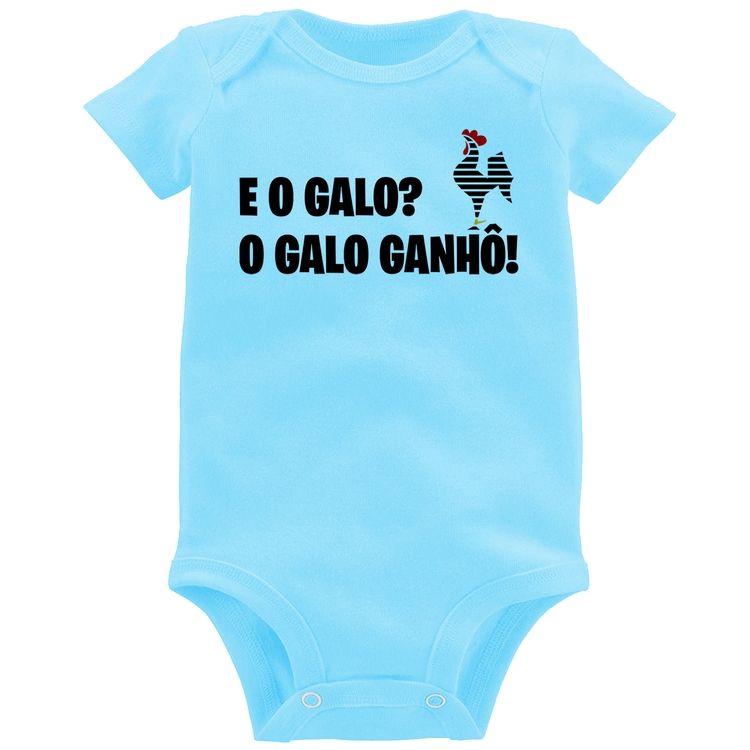 Body Bebê E o galo? O galo ganhô! - Azul Bebê