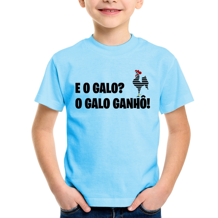 Camiseta Infantil E o galo? O galo ganhô! - Azul Bebê