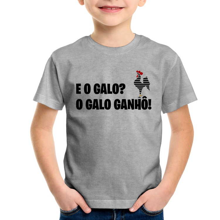 Camiseta Infantil E o galo? O galo ganhô! - Cinza