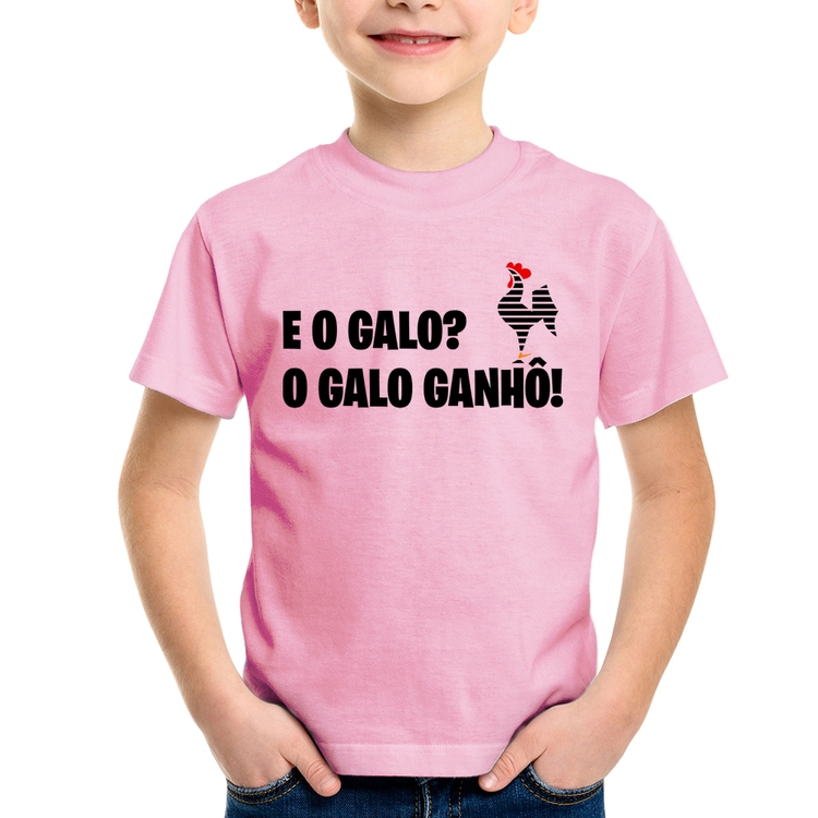 Camiseta Infantil E o galo? O galo ganhô! - Rosa Bebê