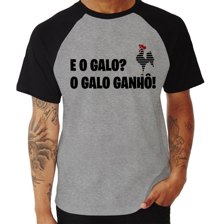 Camiseta Raglan E o galo? O galo ganhô! - Cinza/Preto