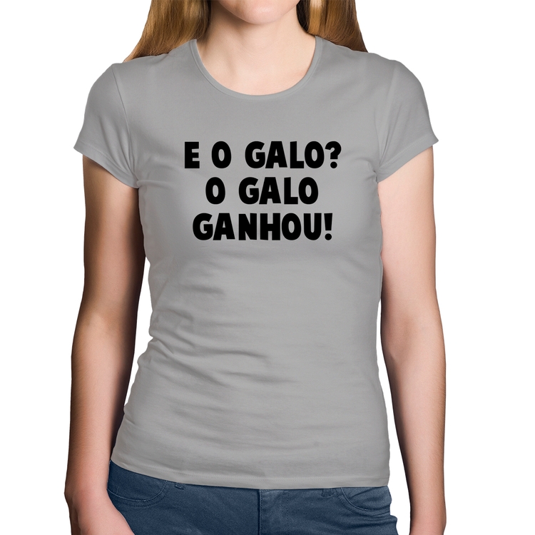 Baby Look Algodão E o galo? O galo ganhou! - Cinza