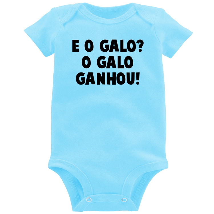 Body Bebê E o galo? O galo ganhou! - Azul Bebê