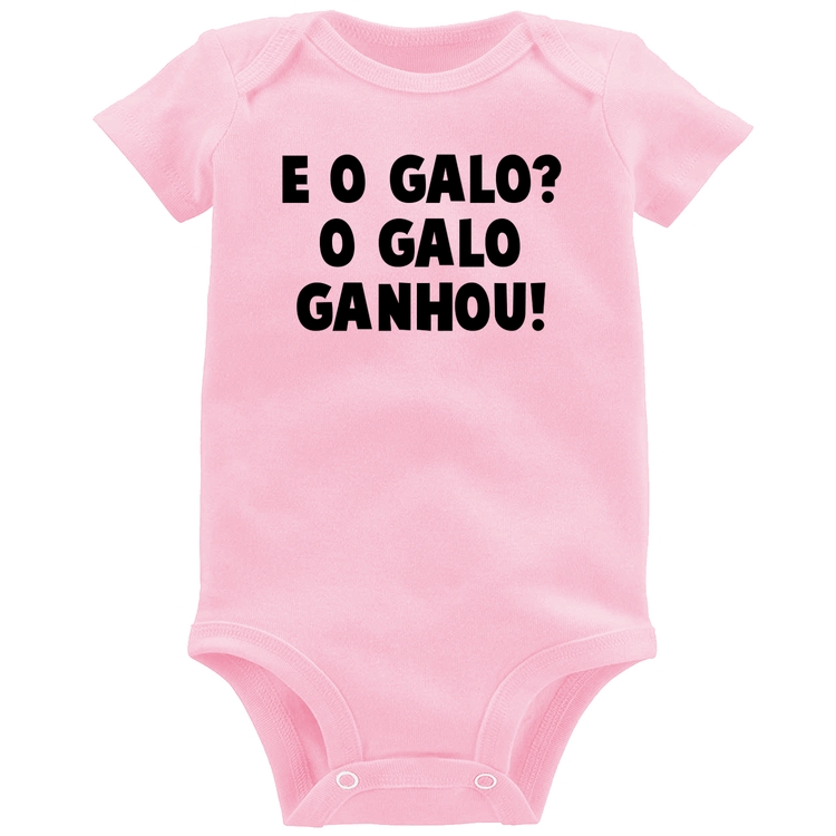 Body Bebê E o galo? O galo ganhou! - Rosa Bebê
