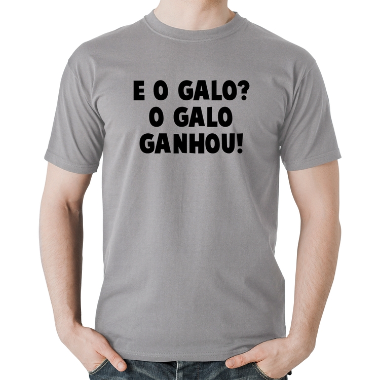 Camiseta Algodão E o galo? O galo ganhou! - Cinza