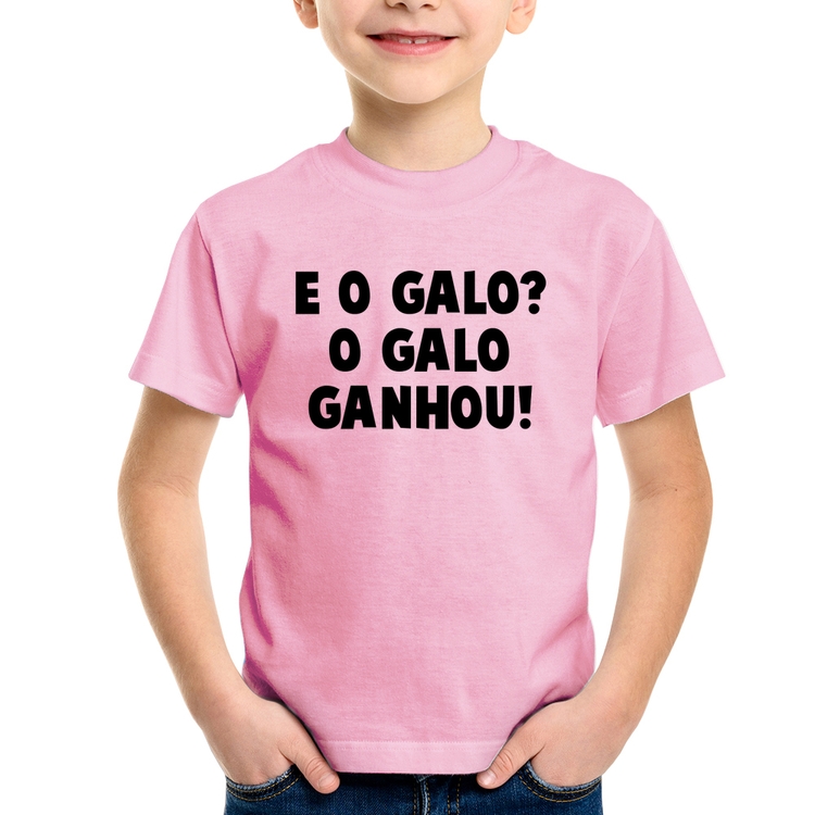 Camiseta Infantil E o galo? O galo ganhou! - Rosa Bebê
